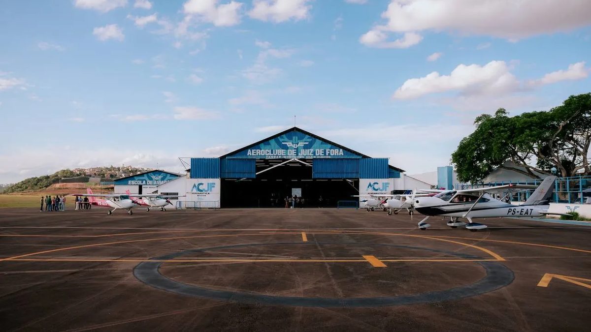 Pátio e hangar do Aeroclube de Juiz de Fora