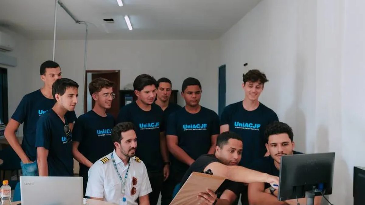 Turma em briefing na sala de aula