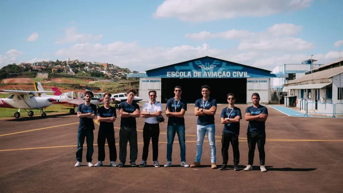 Turma em frente à Escola de Aviação Civil