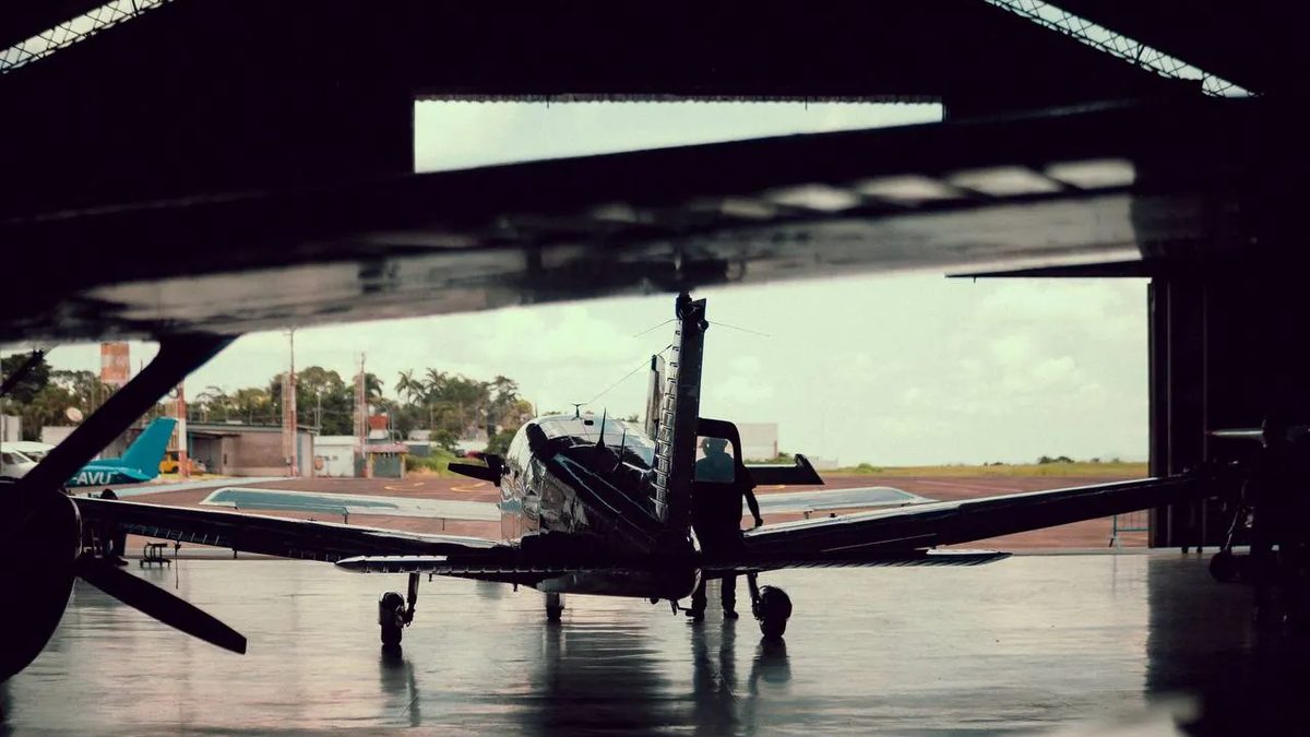 Aeronave no hangar com vista para o pátio